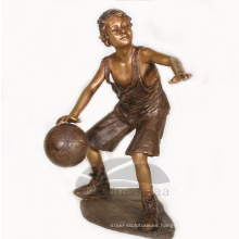 Decoración de jardín Bronce Life Size Boy Playing Basketball Sculpture